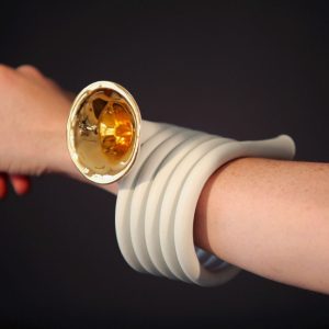 Horn bracelet in porcelain and gold