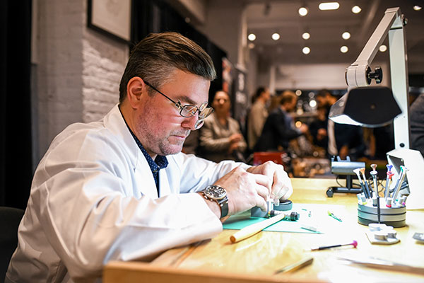 Watchmaker at 2019 wind up watch fair