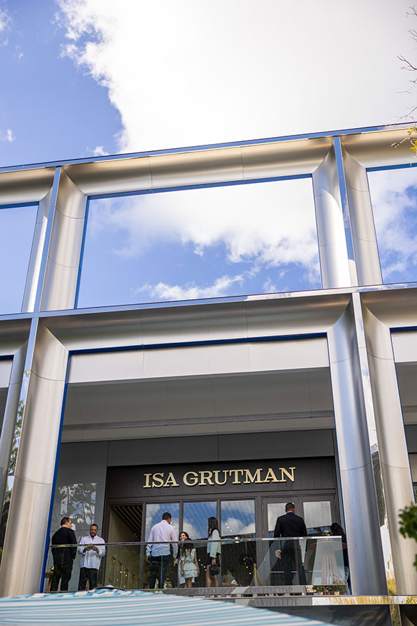 Isa Grutman exterior